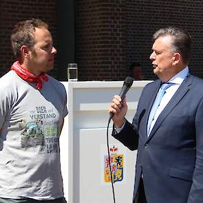 Melkveehouder Mark Houtackers uit Dieteren pleit bij de gouverneur voor meer duidelijkheid. „Regels en wetten waarmee we zeker tien vooruit kunnen. En geen regels die tijdens de wedstrijd steeds wijzigen.”