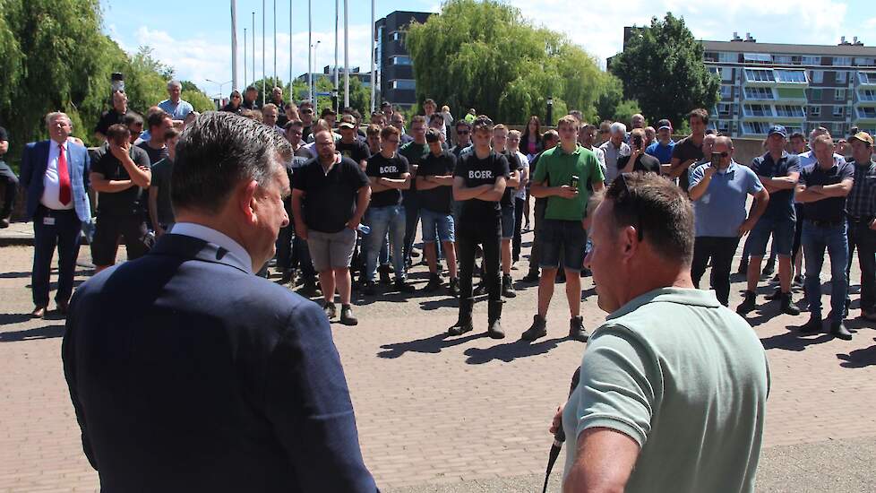 Jurgen Conjarts, die samen met zijn broer een melkveebedrijf heeft in Margraten, waarschuwt het Limburgse bestuur voor de gevolgen van de stikstofmaatregelen voor het landschap en en de voedselvoorziening. „Sinds enkele jaren hebben we een nieuwe ligboxen