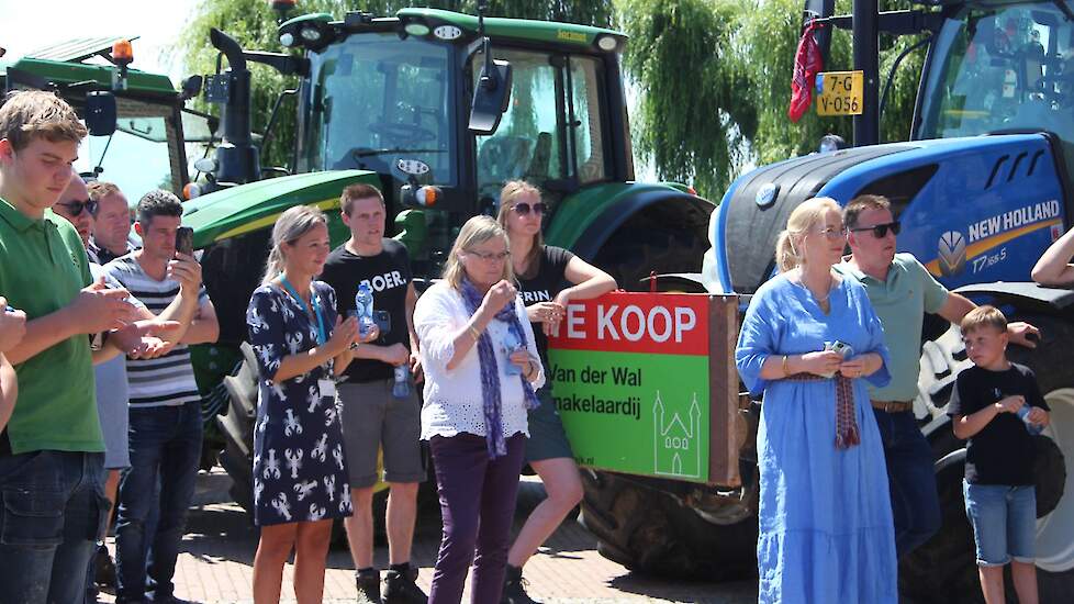 „Dat er iets moet gebeuren is voor iedereen duidelijk. Ook jullie boeren roepen we op om ideeën, problemen of vragen waar jullie tegenaan lopen hier op het gouvernement aan te kaarten. Wij moeten daarvoor benaderbaar zijn. We moeten niet werken aan een re