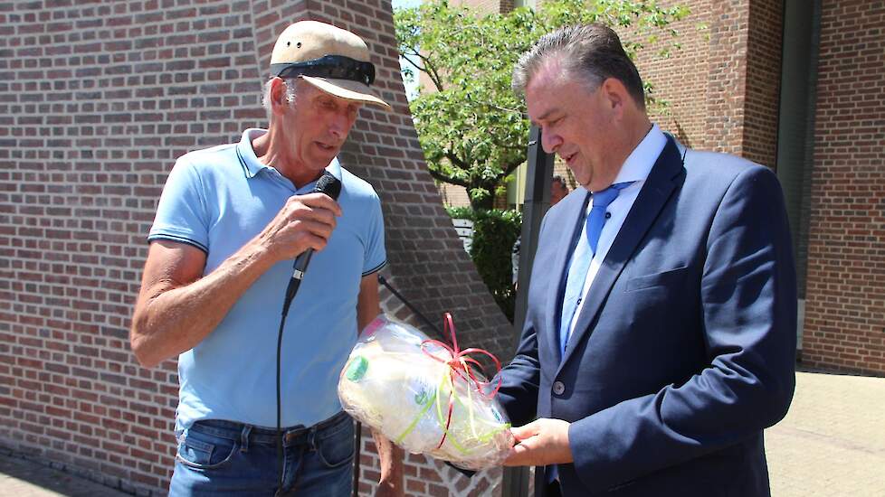 Als dank voor de gastvrijheid en de toegezegde steun ontving de gouverneur een streekzuivelpakket van de zelfzuivelende melkveehouders Huynen uit Reymerstok.