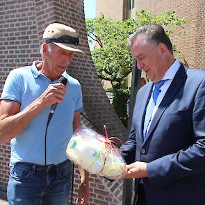 Als dank voor de gastvrijheid en de toegezegde steun ontving de gouverneur een streekzuivelpakket van de zelfzuivelende melkveehouders Huynen uit Reymerstok.