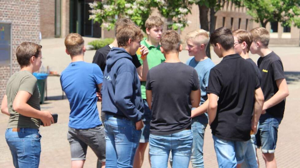 Opvallend veel jongeren bezochten de bijeenkomst bij het gouvernement.