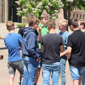 Opvallend veel jongeren bezochten de bijeenkomst bij het gouvernement.