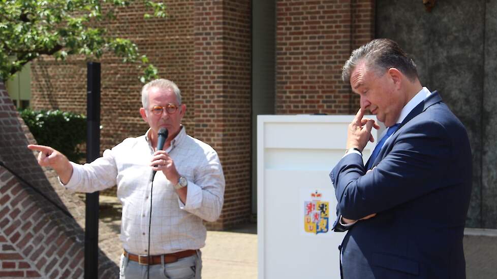 Regionaal FDF-voorman Walter Joosten roept in een vurig pleidooi gouverneur Roemer op om schouder aan schouder met de Limburgse boeren te staan. „De aangenomen moties door PS zijn een eerste stap in de goede richting.”