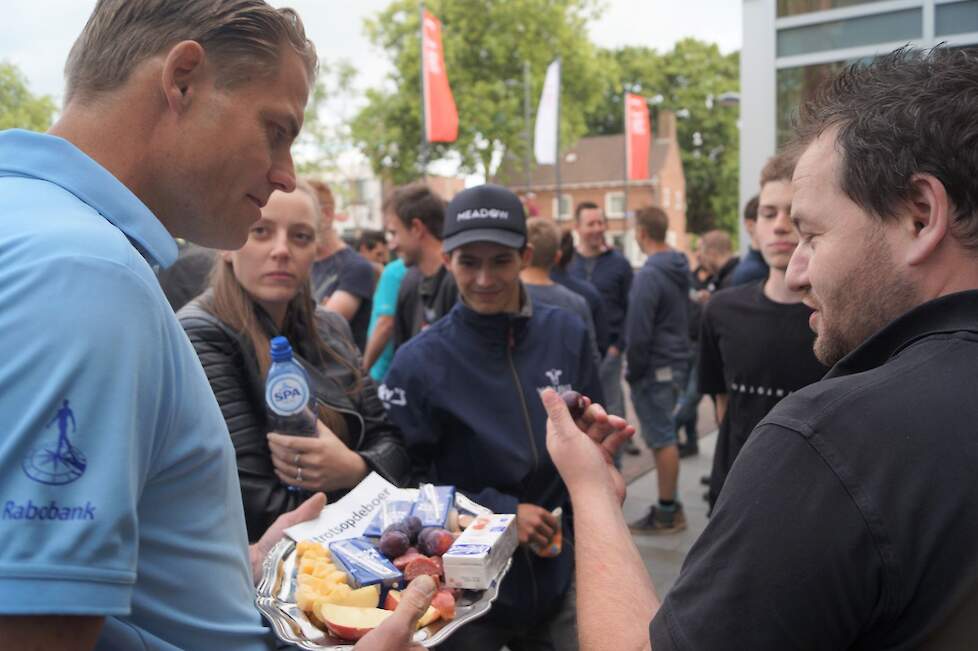 Boeren deelden tijdens de actie streekproducten uit.