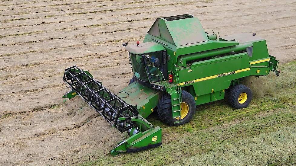 Graszaad dorsen | Treshing grass seed | Grassamen dreschen | John Deere |  2266E | Grasoogst 2022