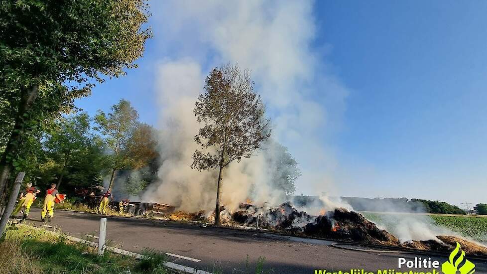 De brandweer moest veel moeite doen om het vuur van de grote balen onder controle kunnen krijgen.