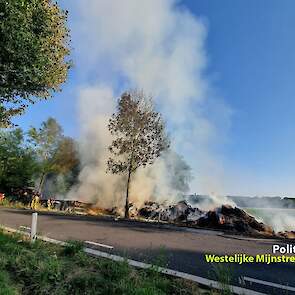 De brandweer moest veel moeite doen om het vuur van de grote balen onder controle kunnen krijgen.