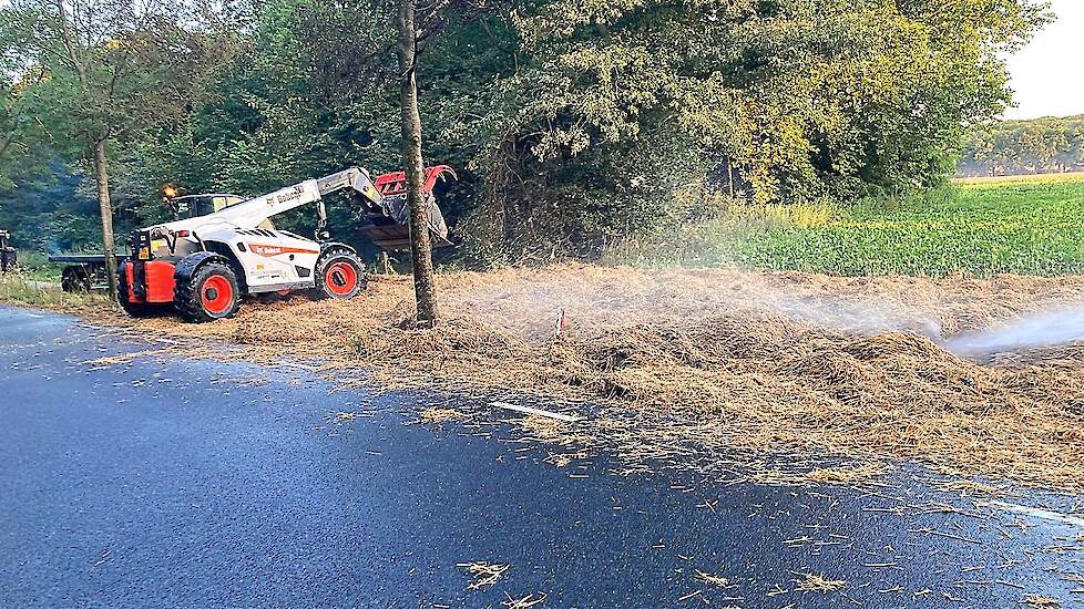 Daags na de brand hielpen collega-agrariërs mee het verbrande stro op te ruimen.