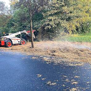 Daags na de brand hielpen collega-agrariërs mee het verbrande stro op te ruimen.