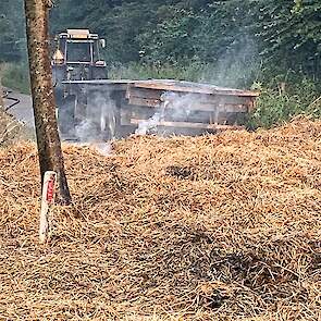 Daags na de brand hielpen collega-agrariërs mee het verbrande stro op te ruimen.