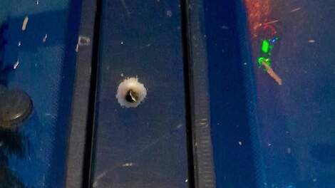 De inslag van de kogel in de stijl van de cabine van de trekker die werd bestuurd door Jouke.