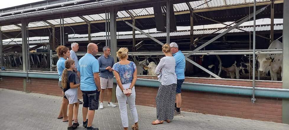 Marijke en Mart Arts met bezoekers bij de koeienstal