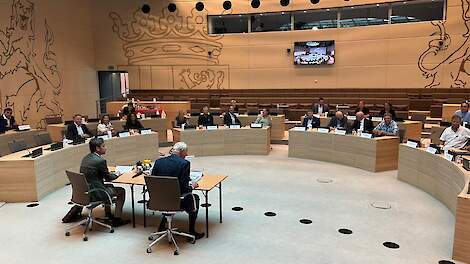 Onder leiding van Johan Remkes (voorgrond) spraken leden het kabinet en vertegenwoordigers van boerenorganisatie met elkaar in Statenzaal van de provincie Utrecht.