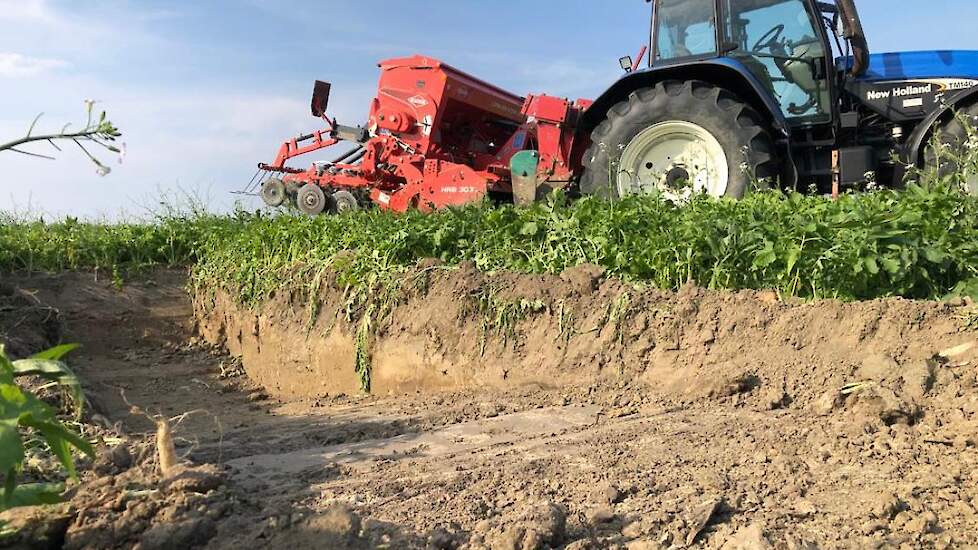 Akkerbouwer Van der Velder had ook een profielkuil gegraven, zodat de bezoekers konden zien hoe de grond is opgebouwd en hoe diep aardappelen wortelen.