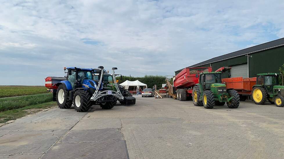 Op het erf stonden veel machines, waaronder een aardappelrooier, een pootcombinatie en een spitmachine. „Daarmee wilden we laten zien dat het niet allemaal vanzelf gaat, dat we er veel aan doen om de grond gezond te houden.”