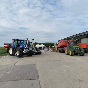 Op het erf stonden veel machines, waaronder een aardappelrooier, een pootcombinatie en een spitmachine. „Daarmee wilden we laten zien dat het niet allemaal vanzelf gaat, dat we er veel aan doen om de grond gezond te houden.”