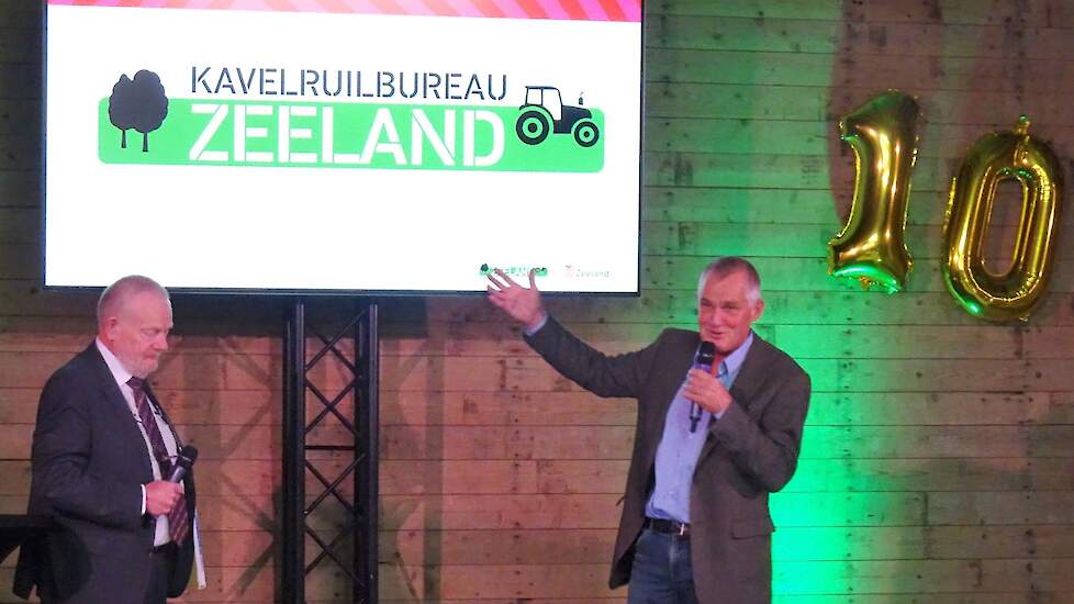 Foto: Gedeputeerde Dick van de Velde (L) en voorzitter Johan Klompe van Kavelbureau Zeeland.