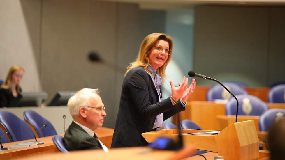 Minister Van der Wal mag blijven. De motie van wantrouwen van de BBB werd slechts door enkele Kamerleden gesteund.