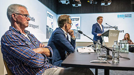 Biologische melkveehouder Sjaak Sprangers (voorgrond) uit Kaatsheuvel luistert naar Pieter Omtzigt.