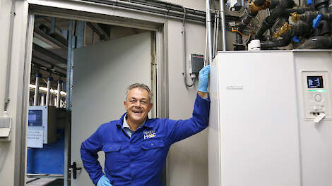 In de stal van de Mekkerhof ligt omgekeerde vloerverwarming, vertelt GIJS-directeur Erik Reefhuis. Met de warmte uit de stropot wordt het hele bedrijf verwarmd.