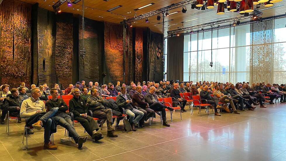 Brabantse boeren kijken in een speciaal ingerichte zaal naar de Statenvergadering.