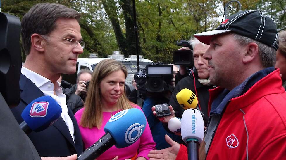Premier Rutte (geflankeerd door toenmalig landbouwminister Schouten) in gesprek met boeren bij het Catshuis, in 2019.