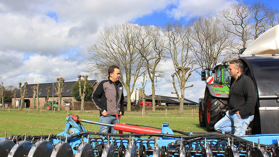 Rechts bij de trekker Joost van Casteren bij wie loonwerker Niek van der Ven (links) al jaren komt, nu voor het eerst met de nieuwe machine.