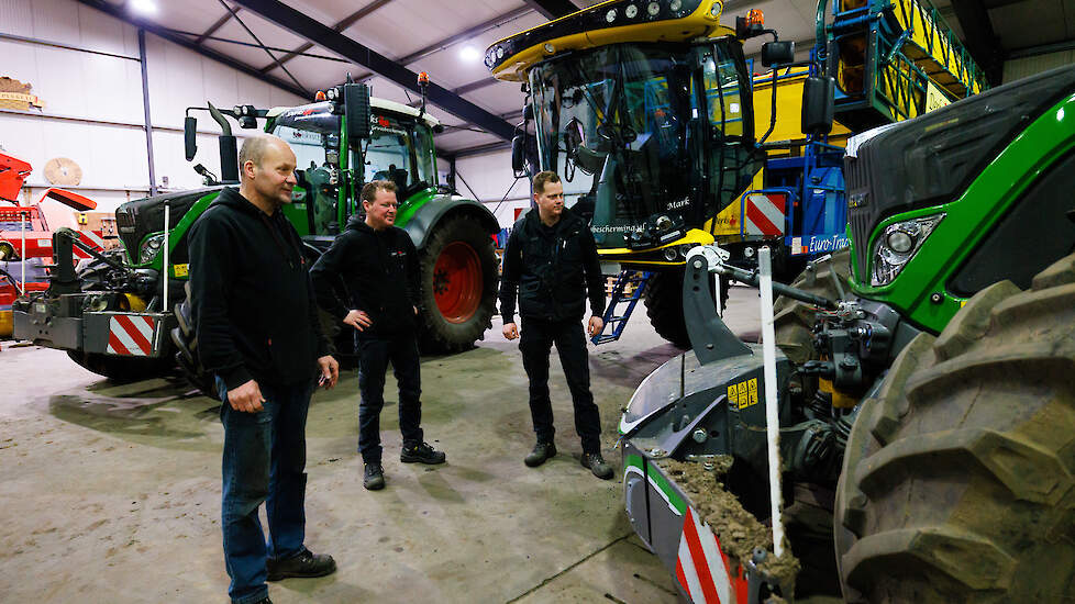 Zonen Bern (midden) en Joost (rechts) runnen samen met vader Jos (links) het akkerbouwbedrijf. Sinds intreding van de volgende generatie is het bedrijf gegroeid naar 400 hectare.