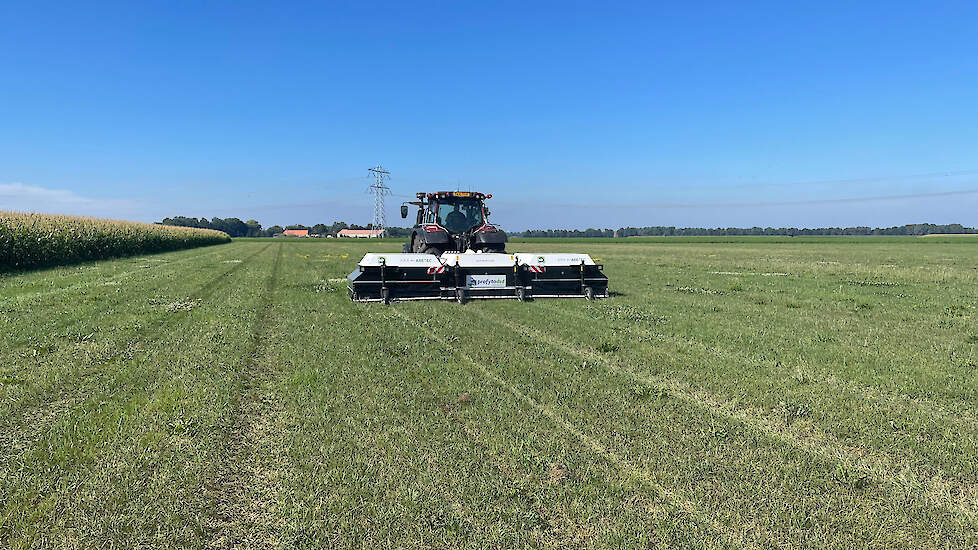 De ARA-spotsprayer van EcoRobotix herkent ongewenst gewas, bijvoorbeeld onkruid, en bespuit dat direct met bestrijdingsmiddel.