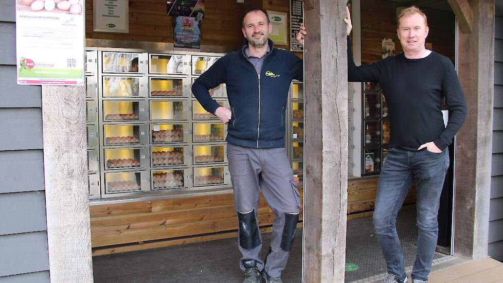 Bas Gerrits (links) en Alwin Janssen bij eierautomaat Gerrits in Rijkevoort