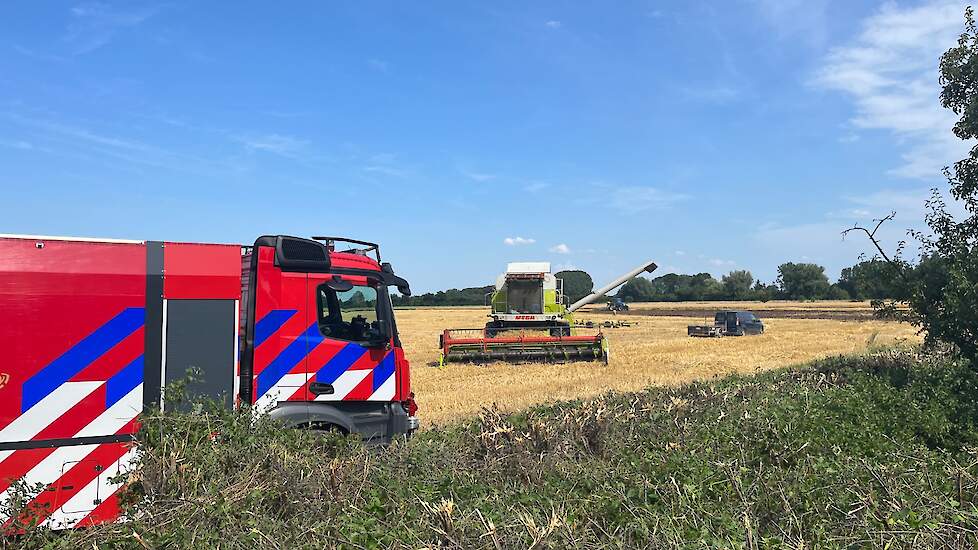 Fotoserie: Akkerbrand in Leuth loopt met een sisser af
