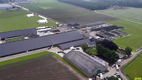 Het melkveebedrijf van K.I. Samen (onder op de foto) en linksboven de stierenstallen.