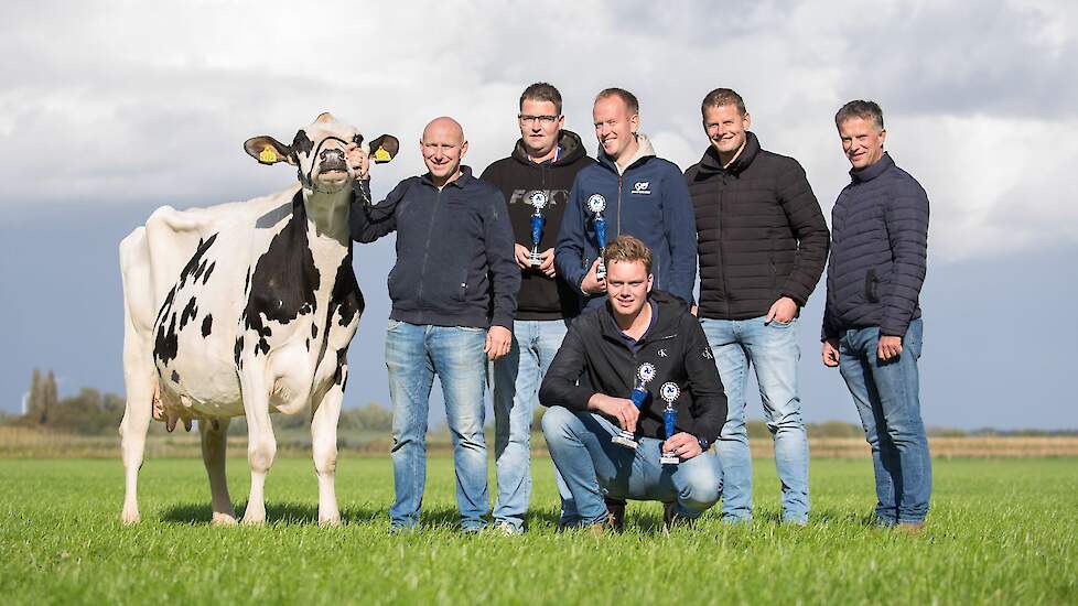 De winnaars van het NK veebeoordelen: staand (v.l.n.r.) Daan Aalberts (gastheer), Frans van der Molen (3e), Herre Kuiper (winnaar), Rienk Jonkers (jury), Addy Moree (jury) en zittend Stan Brekelmans (2e en beste debutant).