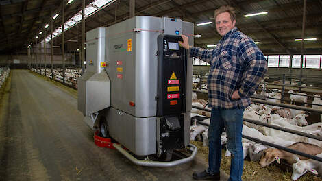 Geitenhouder Klaas-Jan Dekker voert nu een goed jaar geautomatiseerd ruwvoer en brokken met de Feedr-voerrobot van Sieplo.