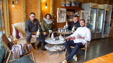 Cas, Mariëlle, John en Lars Vesseur in hun boerderijwinkel waar ze ambachtelijke zuivel en ijs verkopen.