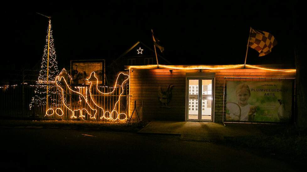 De verlichting bij Verenhof van familie Arts in Escharen liet wel zien welke dieren in de stal wonen. „Het Land van Cuijk is zo divers. Dit gebied is heel oud, dat zie je aan de kleine lokale wegen. De diversiteit aan bedrijven is heel groot; dat maakte d