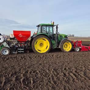 Het land is gefreesd en geploegd. Er was tweejarig graszaad op geteeld.