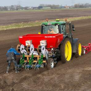 Door het aanleggen van de slangen duurt het uien planten ongeveer een uurtje per hectare langer. 