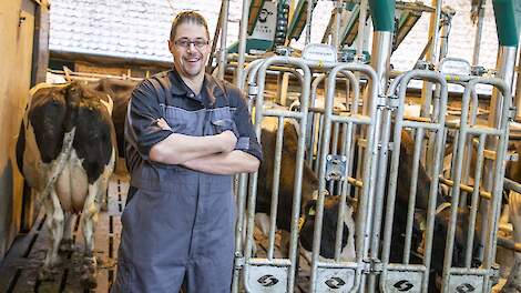 Jan-Willem Tijken bij de twee CowToilets in zijn melkveestal