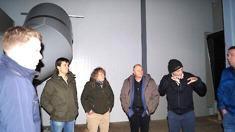 Liberaal LVC op bedrijfsbezoek bij vleeskuikenhouder Rob Wingens, derde van links Liesbeth van Heeswijk fractieleider, daarnaast Marc Oudenhoven gedeputeerde provincie Noord-Brabant. Victor van Wagenberg van Vencomatic, tweede van rechts, geeft uitleg ove
