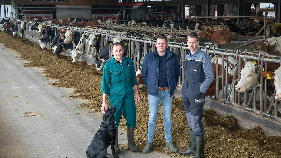 Wim en Wouter Wijnhout met medewerker Taco Reimert (v.l.n.r.) werken al vijftien jaar met de ProCross-driewegkruising.