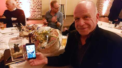 Dré Schroeder met naast hem de korenwolfwisseltrofee.