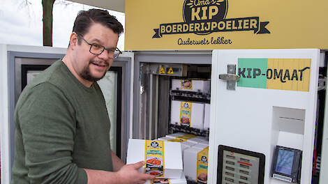 Pluimveehouder Christian van Bommel verkoopt verse kip vanaf de boerderij. Achteraf had hij eerder de automaat aangeschaft, want die bevalt hem goed.