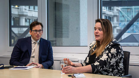 Pieter Grinwis en Eline Vedder organiseerden een rondetafelgesprek over regeldruk op het boerenerf. „We vinden het belangrijk dat nieuwe Kamerleden dit ook in beeld krijgen.”