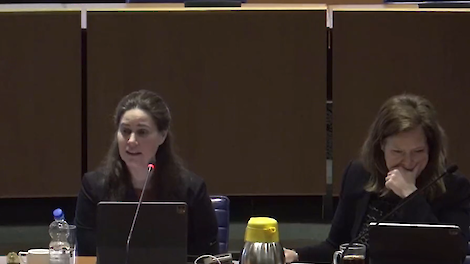 Gedeputeerden Wilma Dirken (links) en Saskia Boelema (rechts) tijdens het debat.