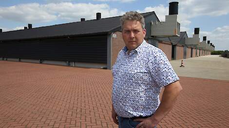 Twan Engelen voor het opfokbedrijf aan de Zandstraat in Someren.
