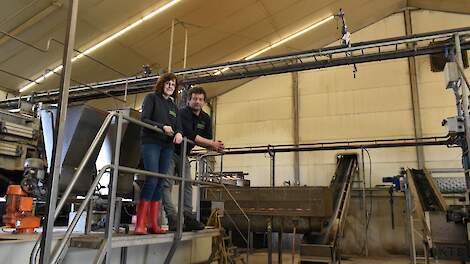 Hannie Alders verzorgt de administratie van aan- en afvoer in de mestfabriek. Tim Alders houdt de fabriek draaiende.