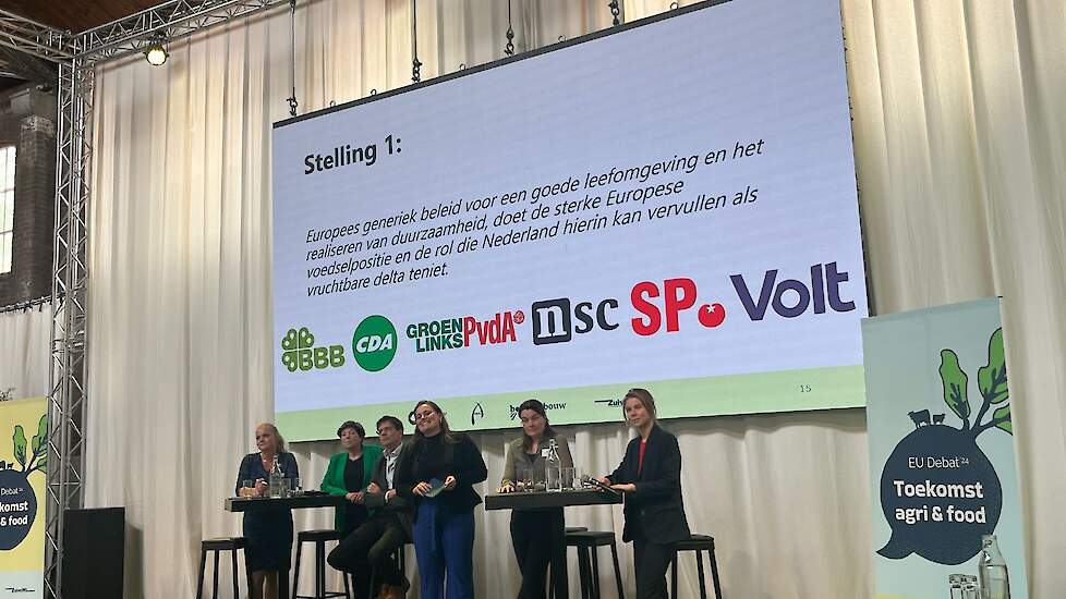 Amber Laan (midden) moest het debat in Ede (GD) in goede banen leiden.