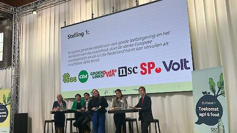 Amber Laan (midden) moest het debat in Ede (GD) in goede banen leiden.